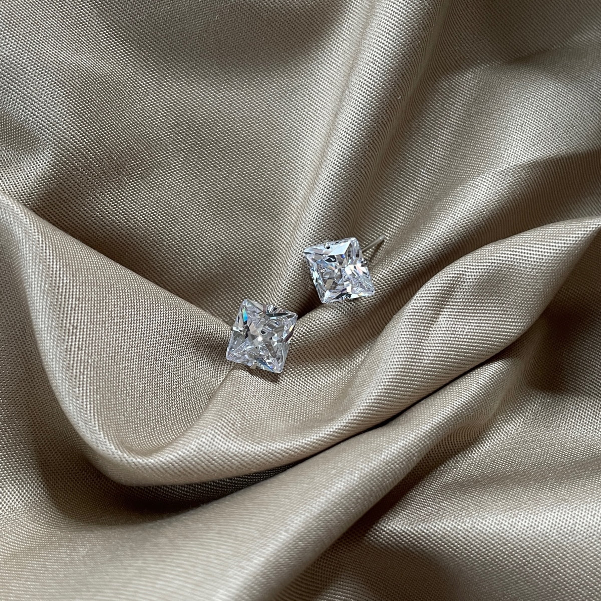 [LUXE]Stylish Shiny Square Center Stone Stud Earrings