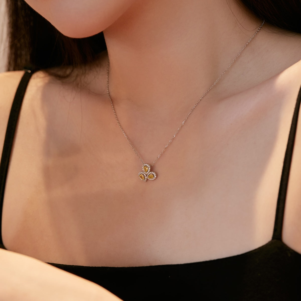 [LUXE]Elegant Flower Shape Pear Cut Necklace