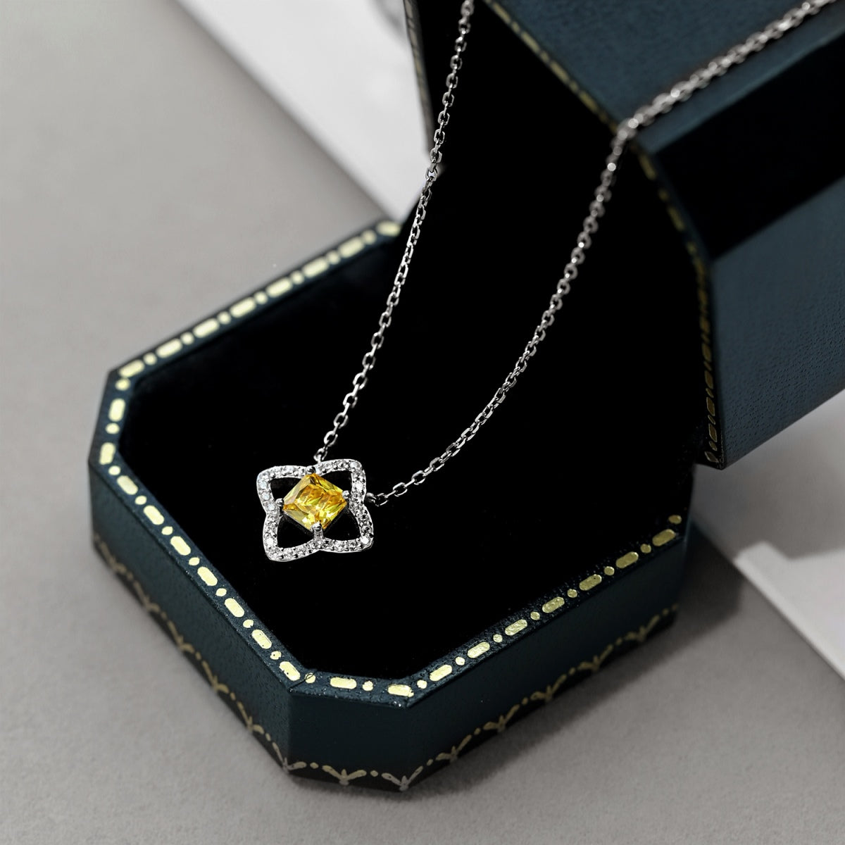 [LUXE]Exquisite Flower Shape Princess Cut Necklace