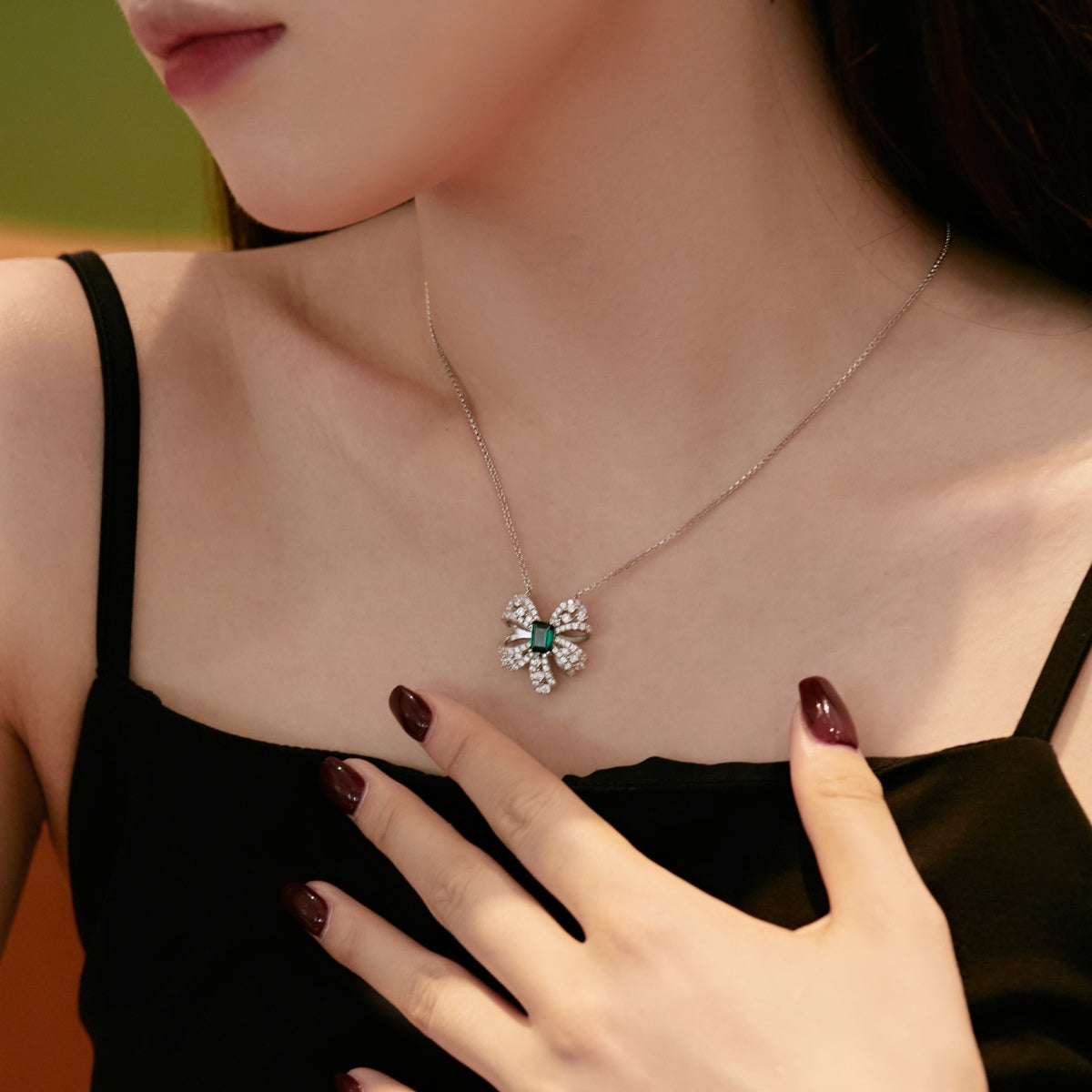 [LUXE]Luxurious Flower Shape Emerald Cut Necklace