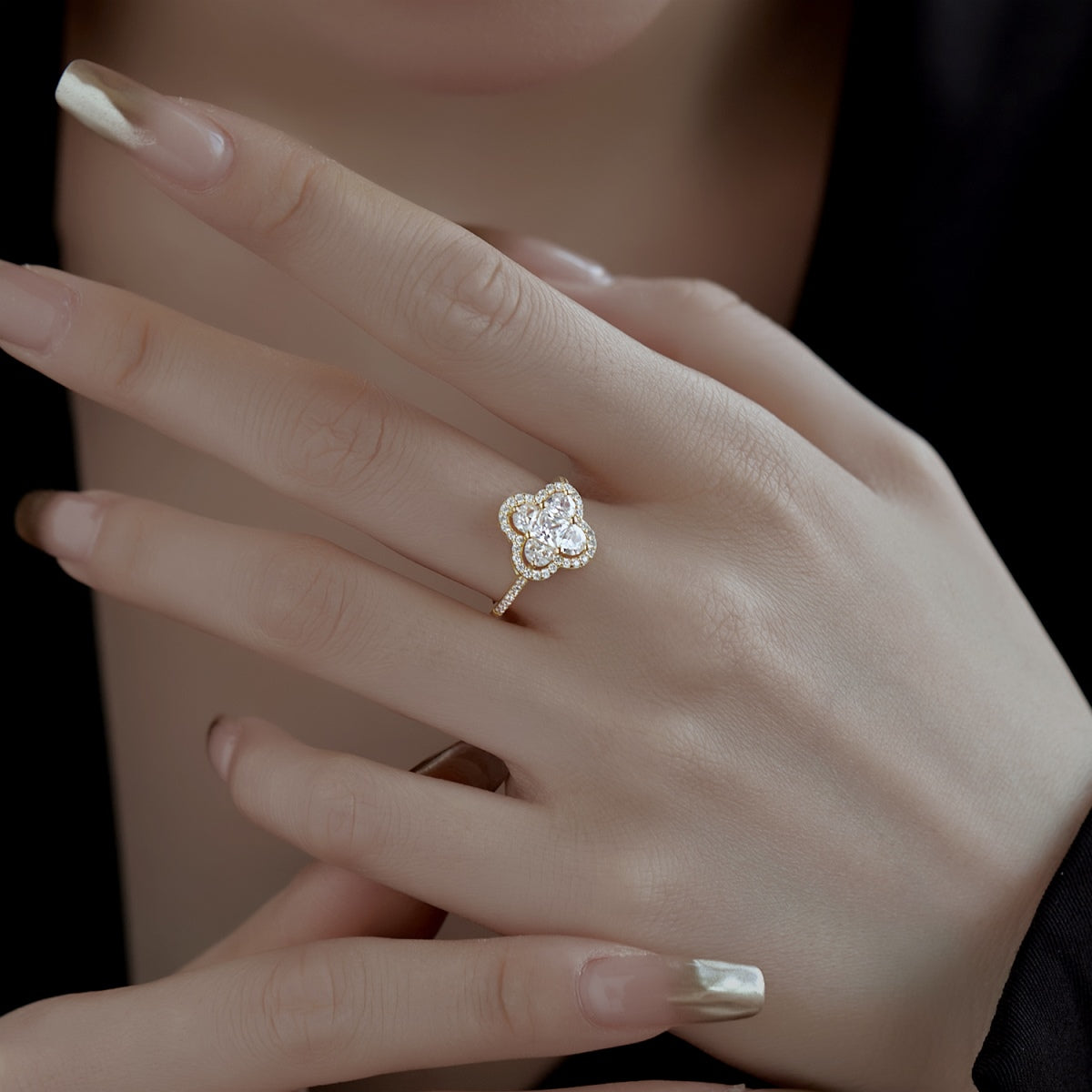 [LUXE]Luxurious Eternity Flower Shape Banquet Ring