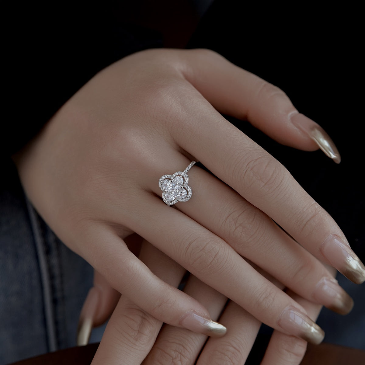 [LUXE]Luxurious Eternity Flower Shape Banquet Ring