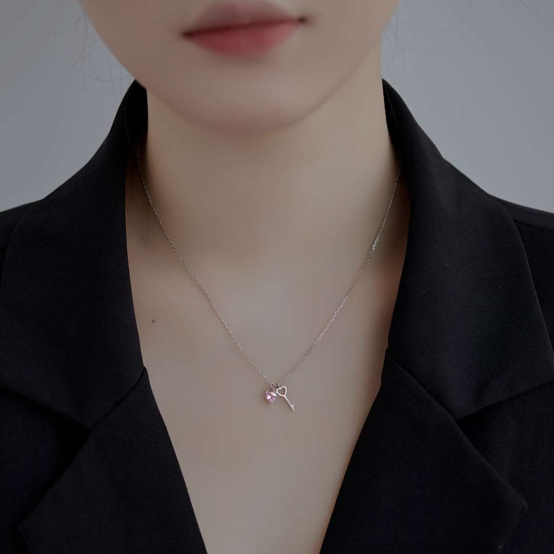 [LUXE]Unique Heart Shape Key Pendent Necklace