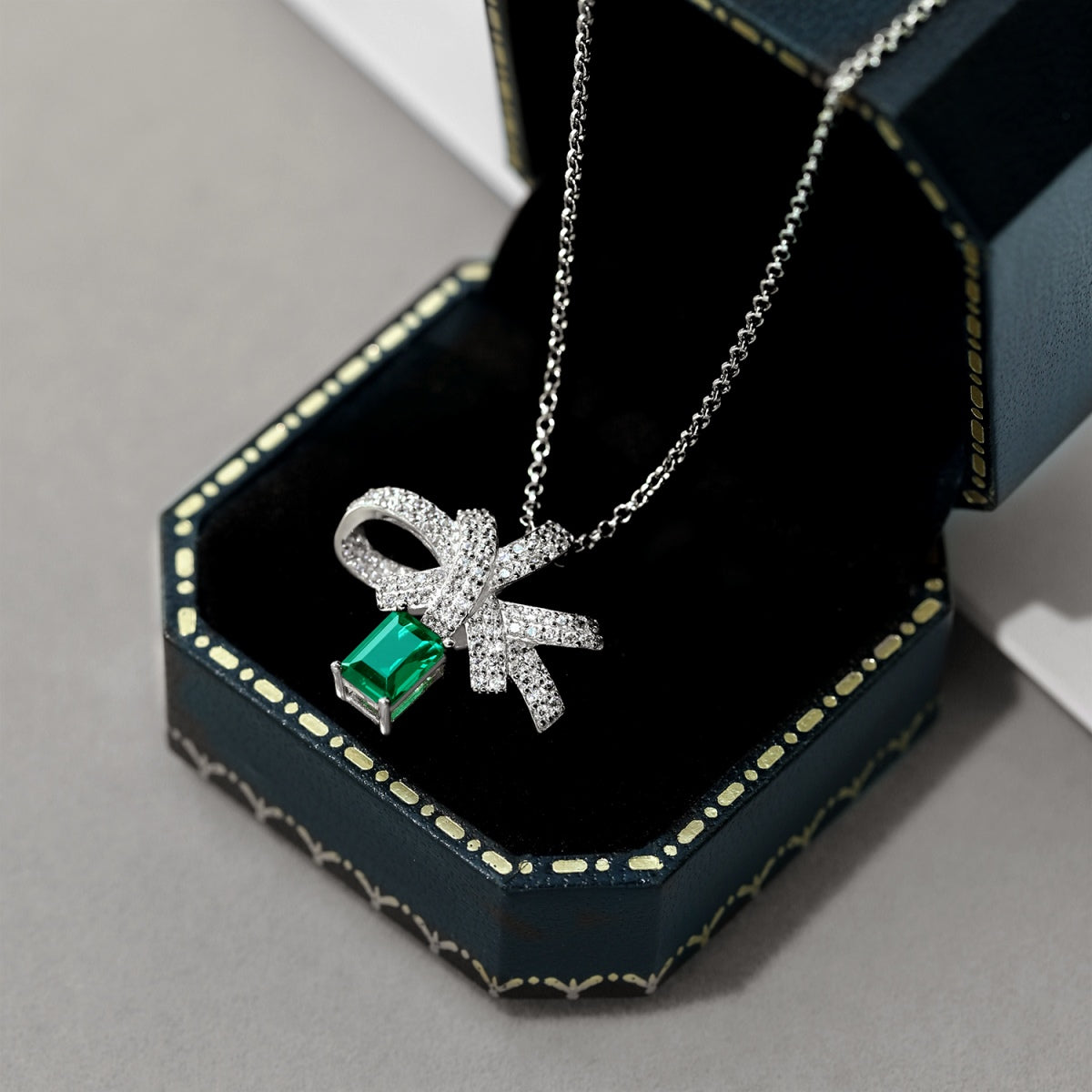 [LUXE]Luxurious Flower Shape Emerald Cut Necklace