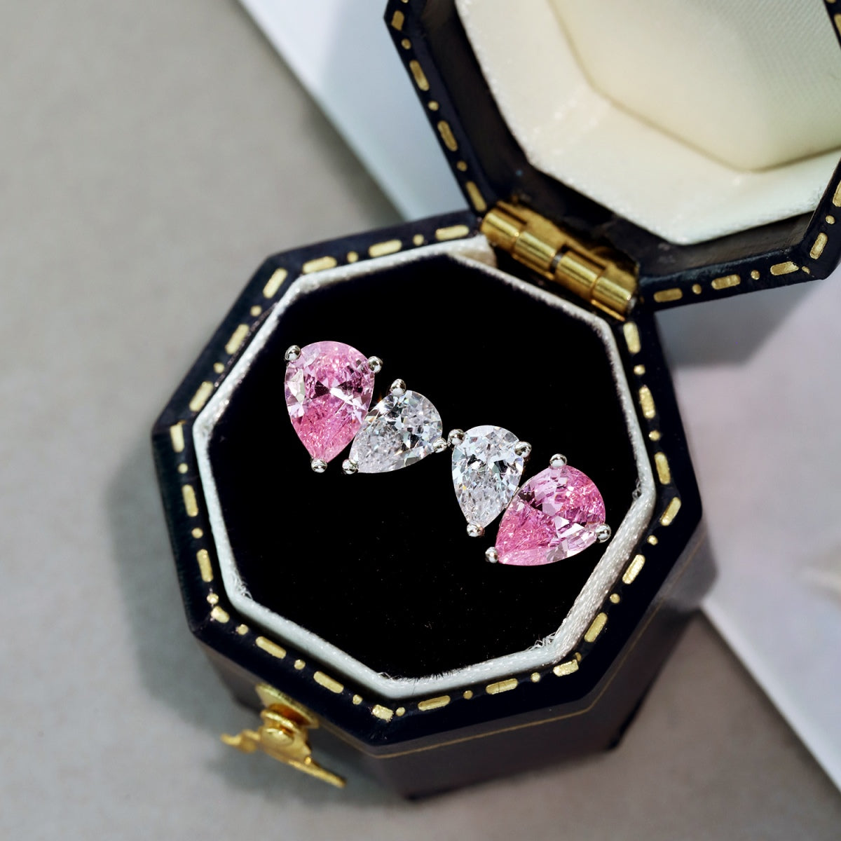 [LUXE]Dazzling Elegant Heart Cut Lover Earrings