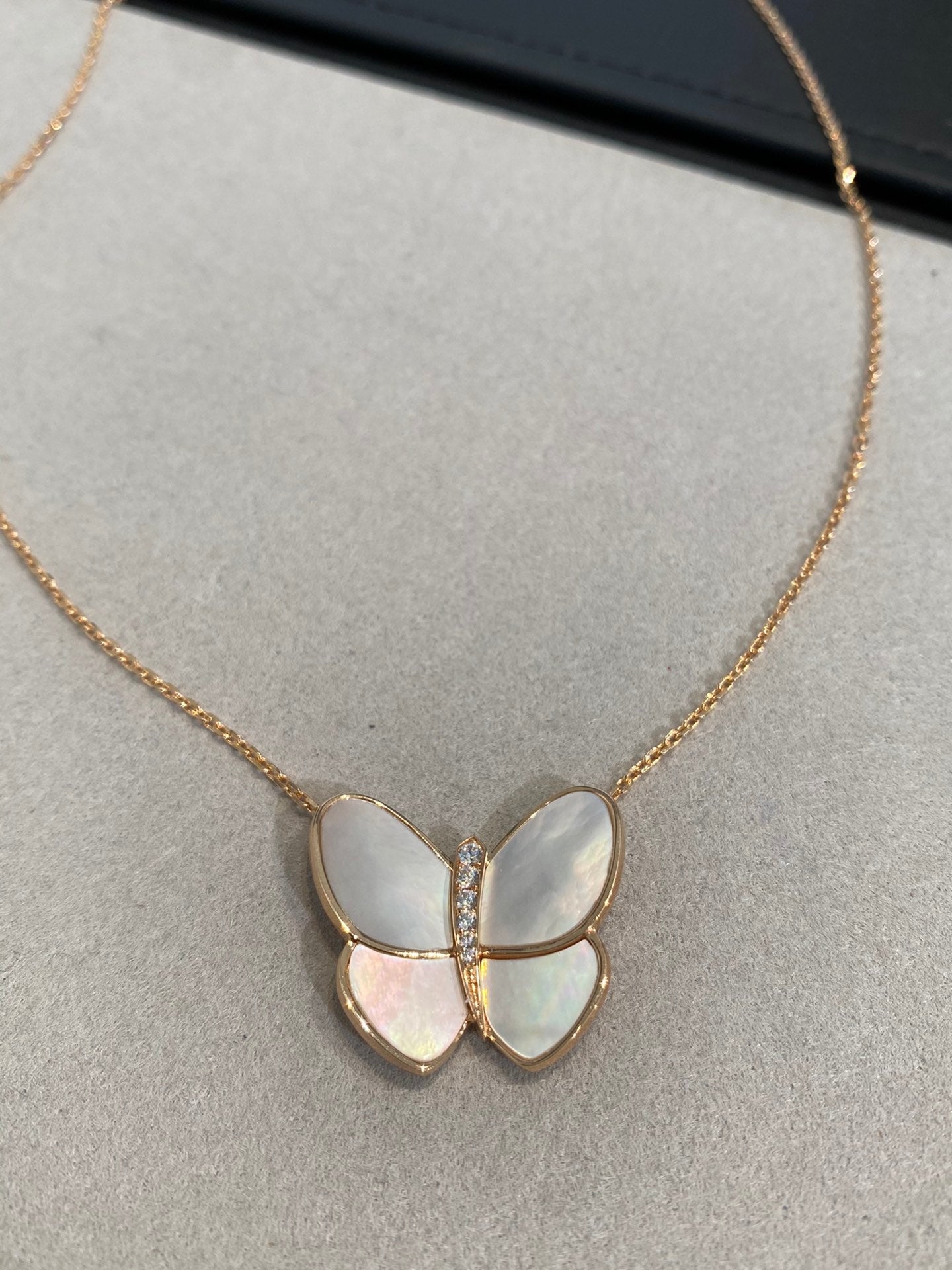 [LUXE] BUTTERFLY GOLD MOP DIAMOND NECKLACE