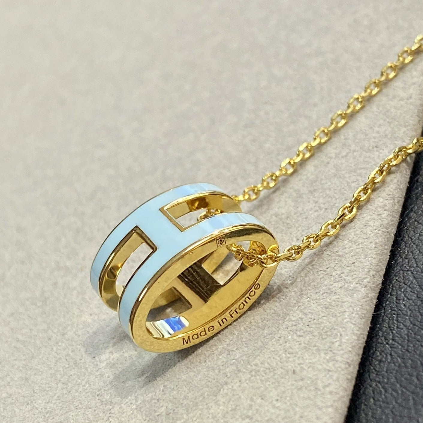 [LUXE]POP H LIGHT BLUE NECKLACE