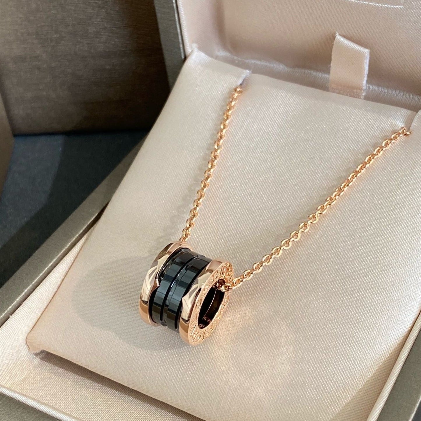 [LUXE]ZERO 1 BLACK CERAMIC PINK GOLD NECKLACE