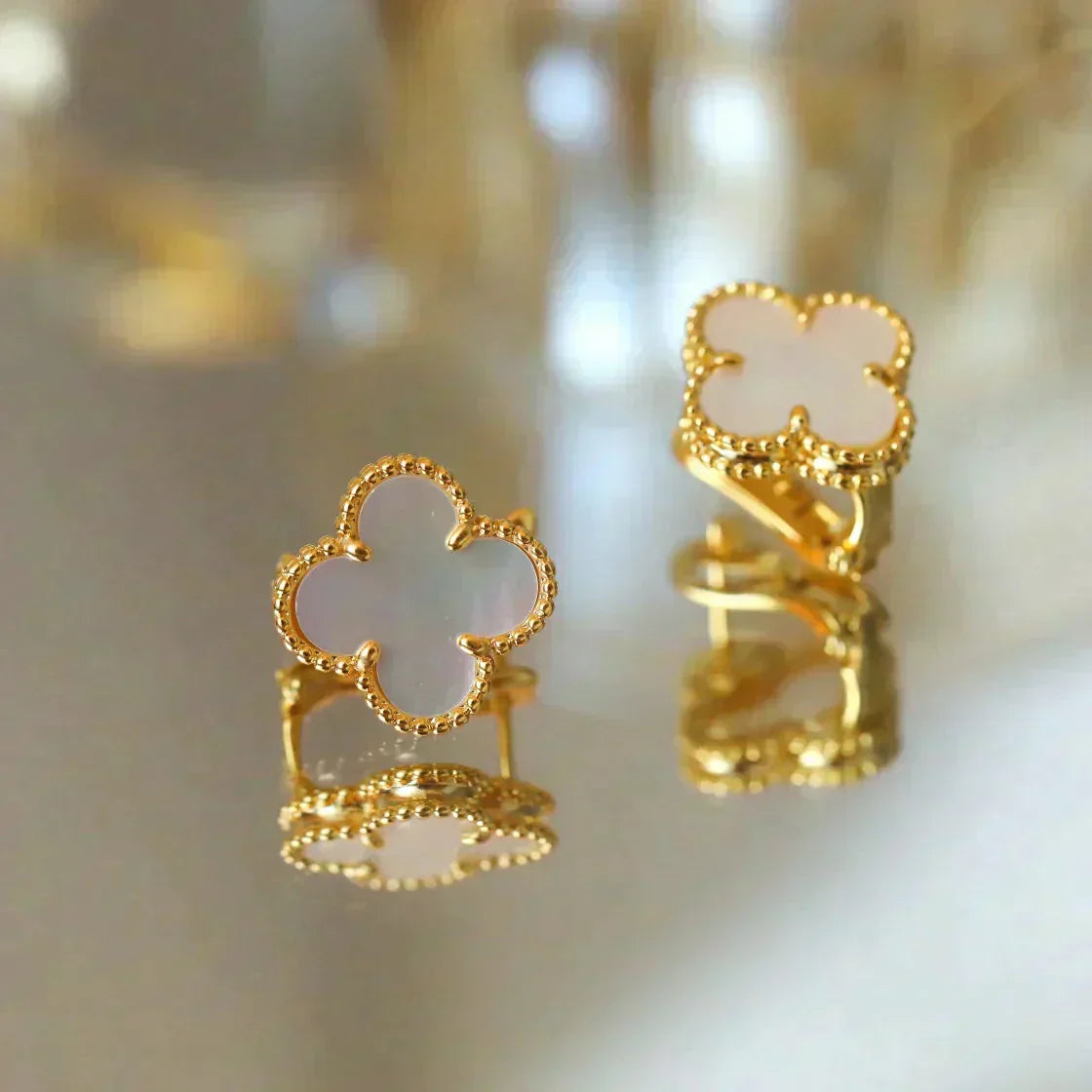 [LUXE] CLOVER MEDIUM 1 MOTIFS  WHITE MOP STUD EARRINGS