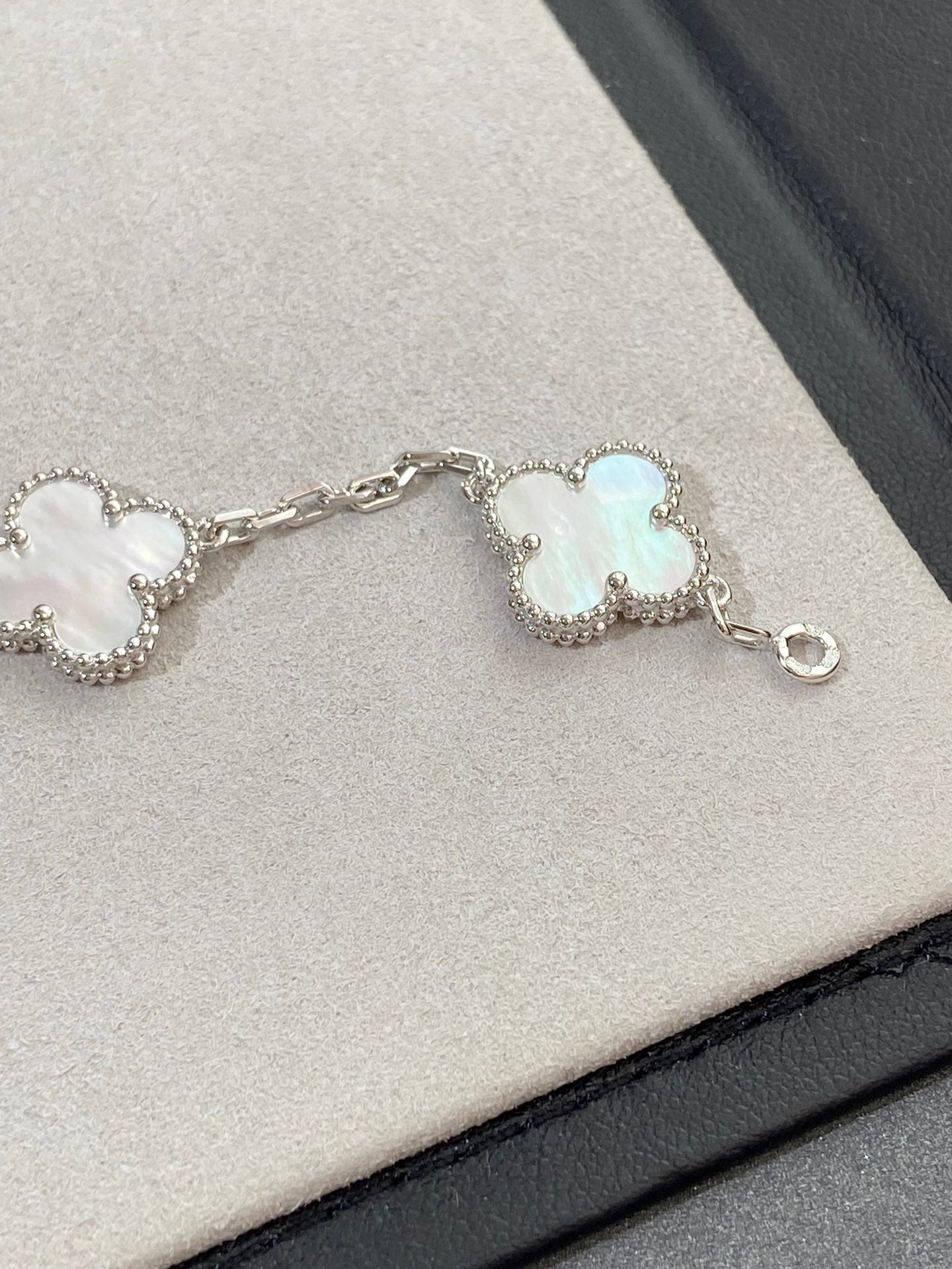 [LUXE] CLOVER SILVER MOP 5 MOTIF BRACELET