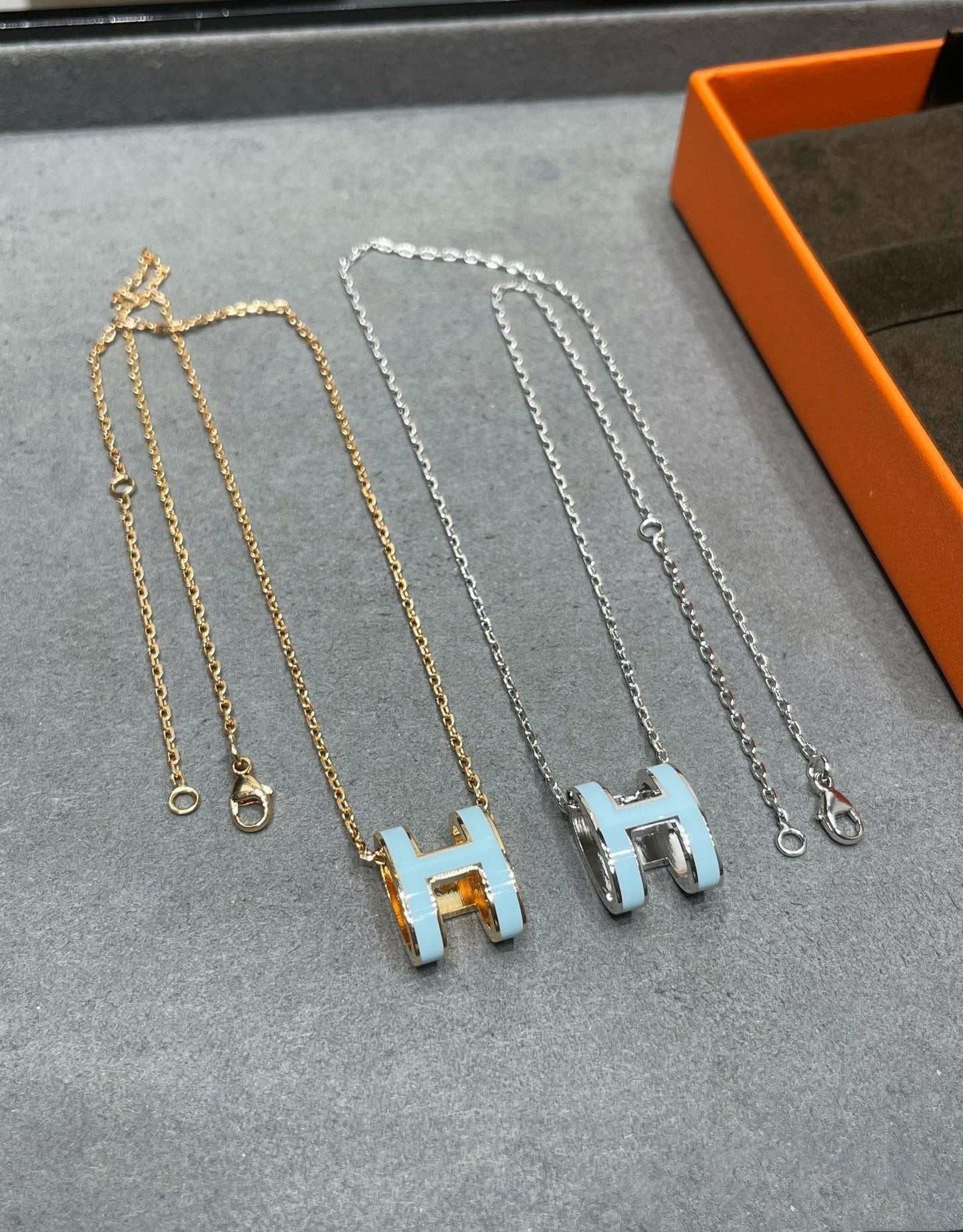 [LUXE]POP H SKY BLUE NECKLACE