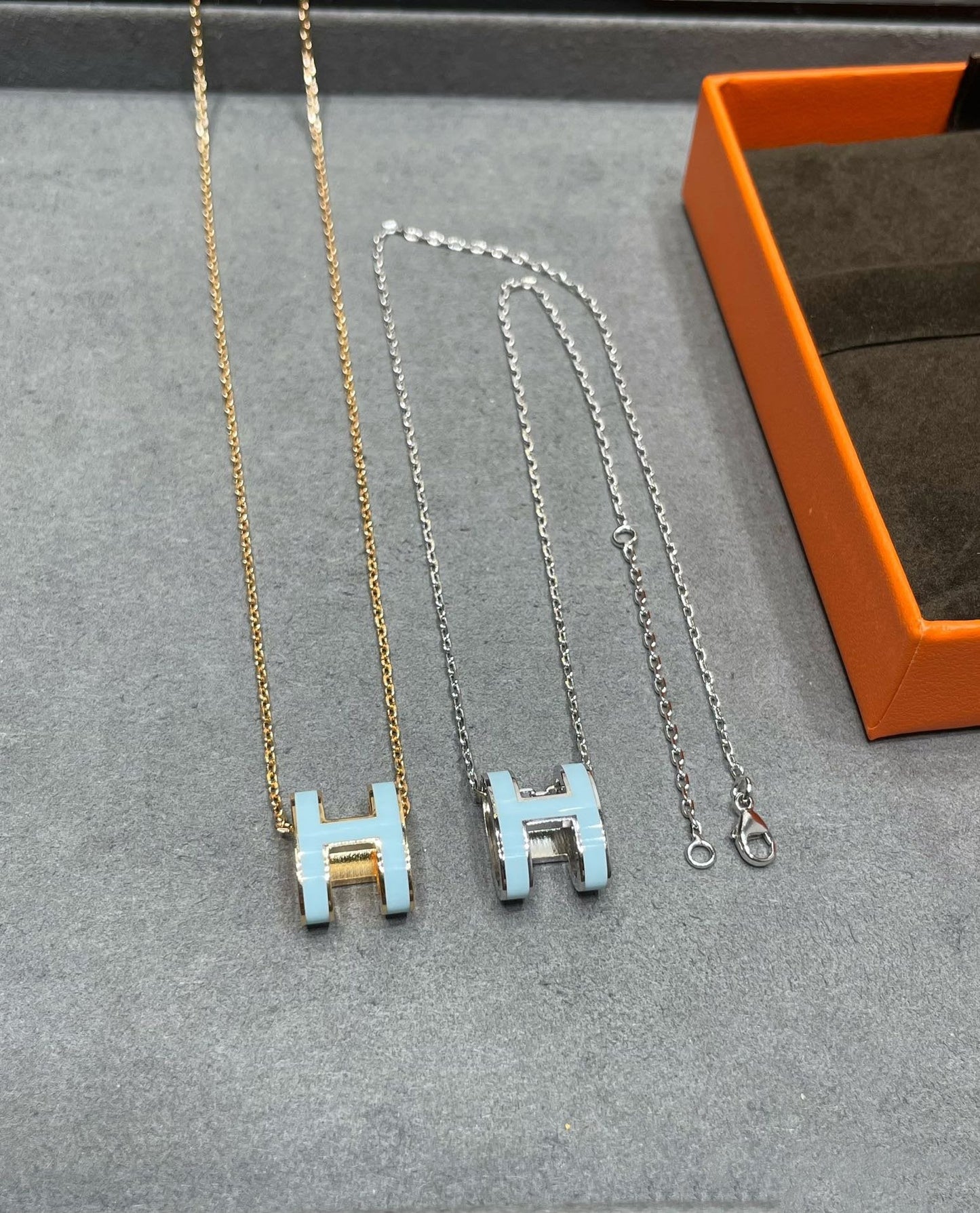 [LUXE]POP H SKY BLUE NECKLACE