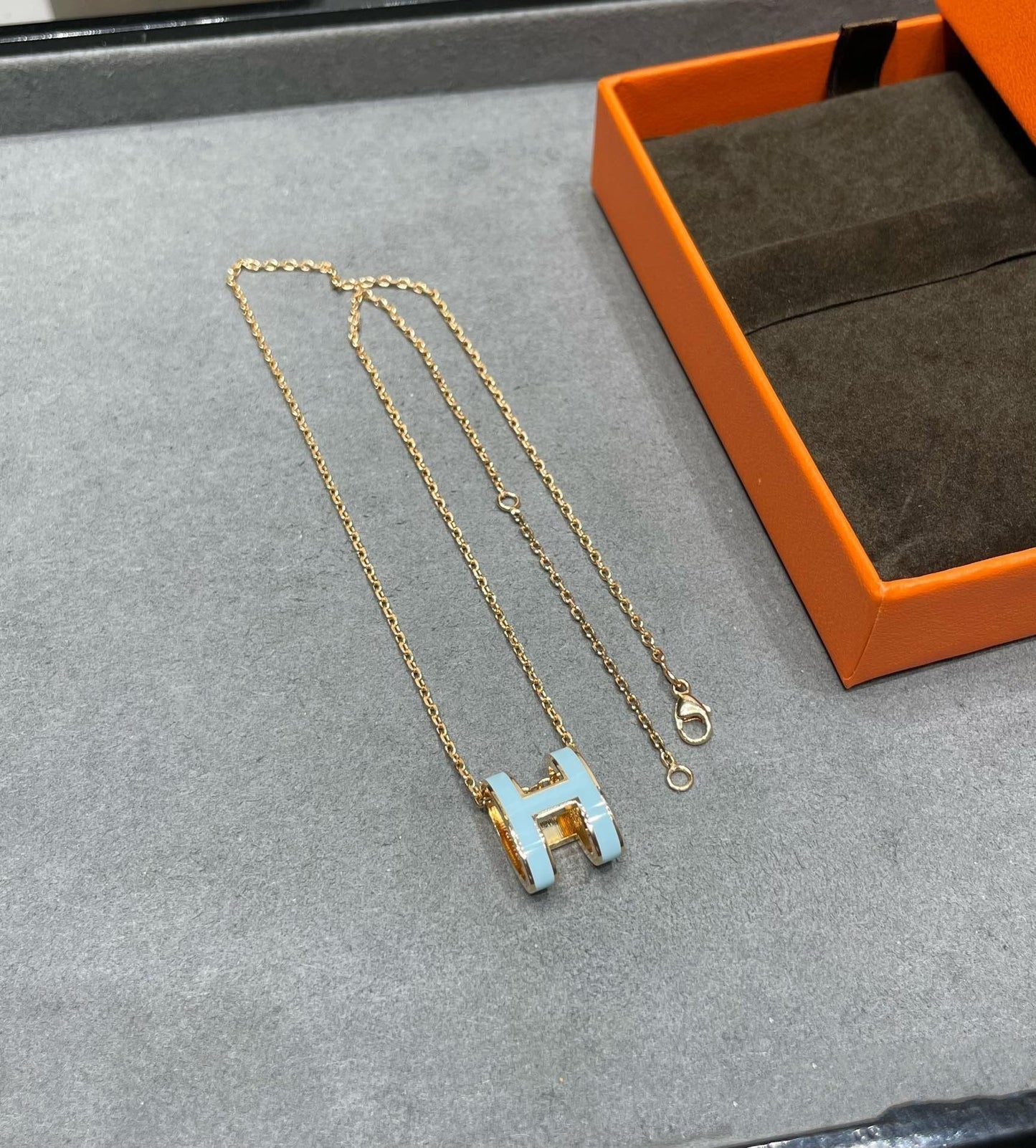 [LUXE]POP H SKY BLUE NECKLACE