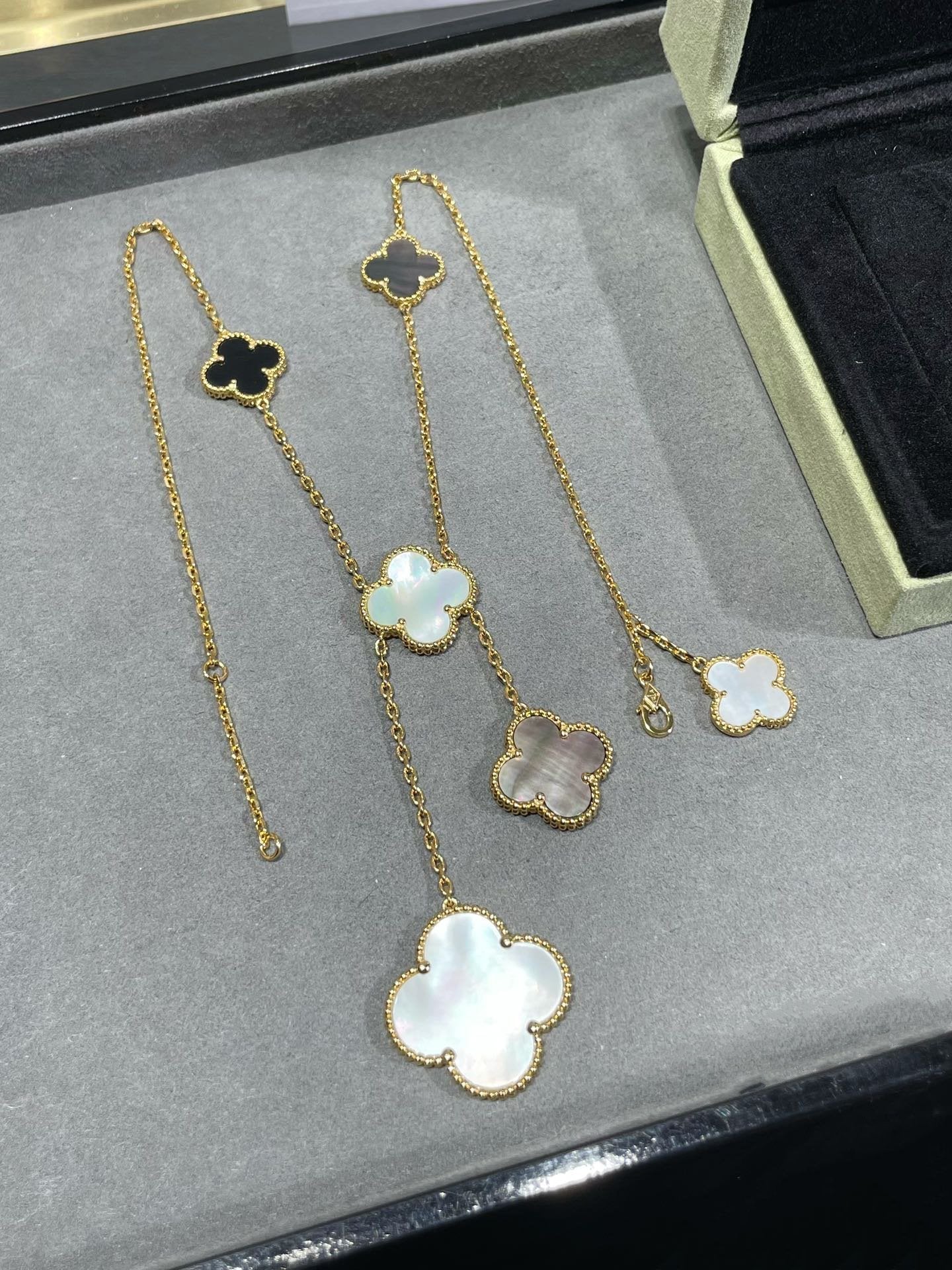 [LUXE] CLOVER 6 MOTIF MOP ONYX GOLD NECKLACE