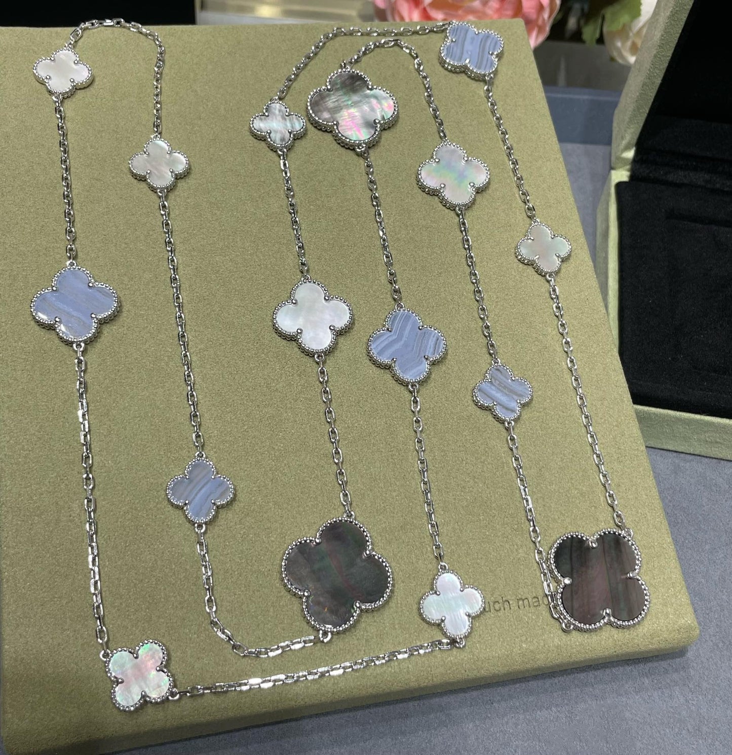 [LUXE] CLOVER 16 MOTIF CHALCEDONY MOP SILVER NECKLACE