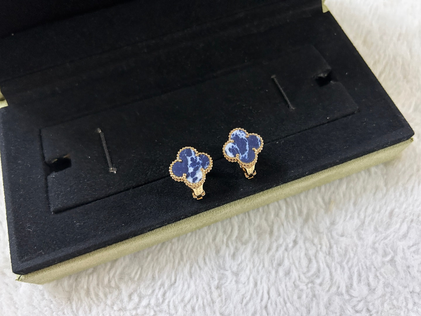 [LUXE] CLOVER PIETERSITE MEDIUM STUD EARRINGS