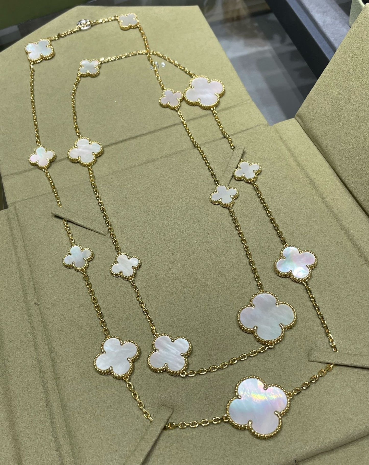 [LUXE] CLOVER 16 MOTIF WHITE MOP GOLD NECKLACE