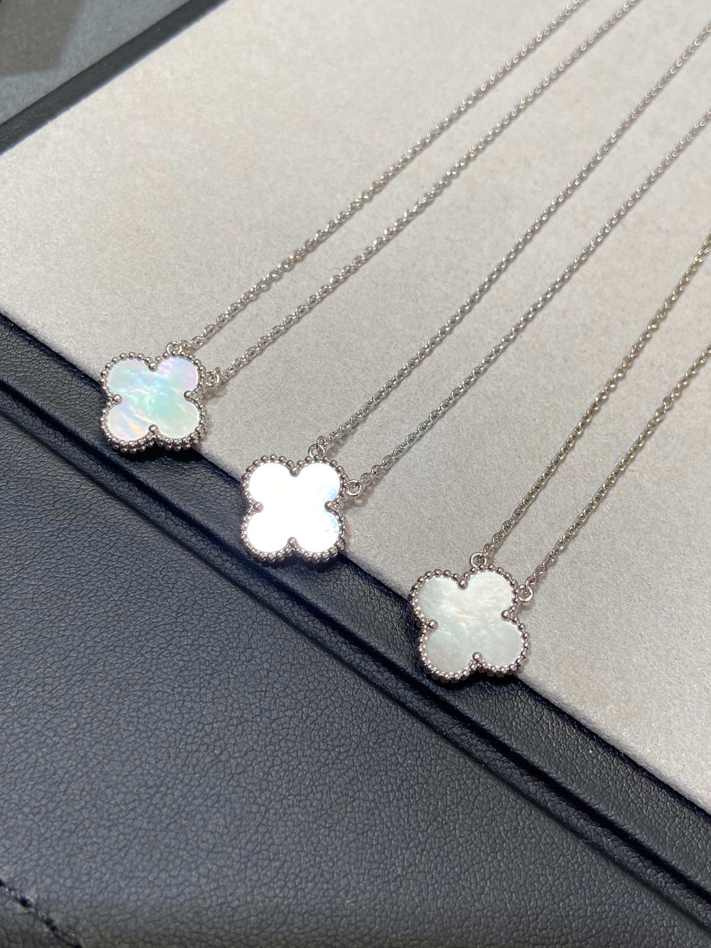 [LUXE] CLOVER MEDIUM SILVER WHITE MOP NECKLACE