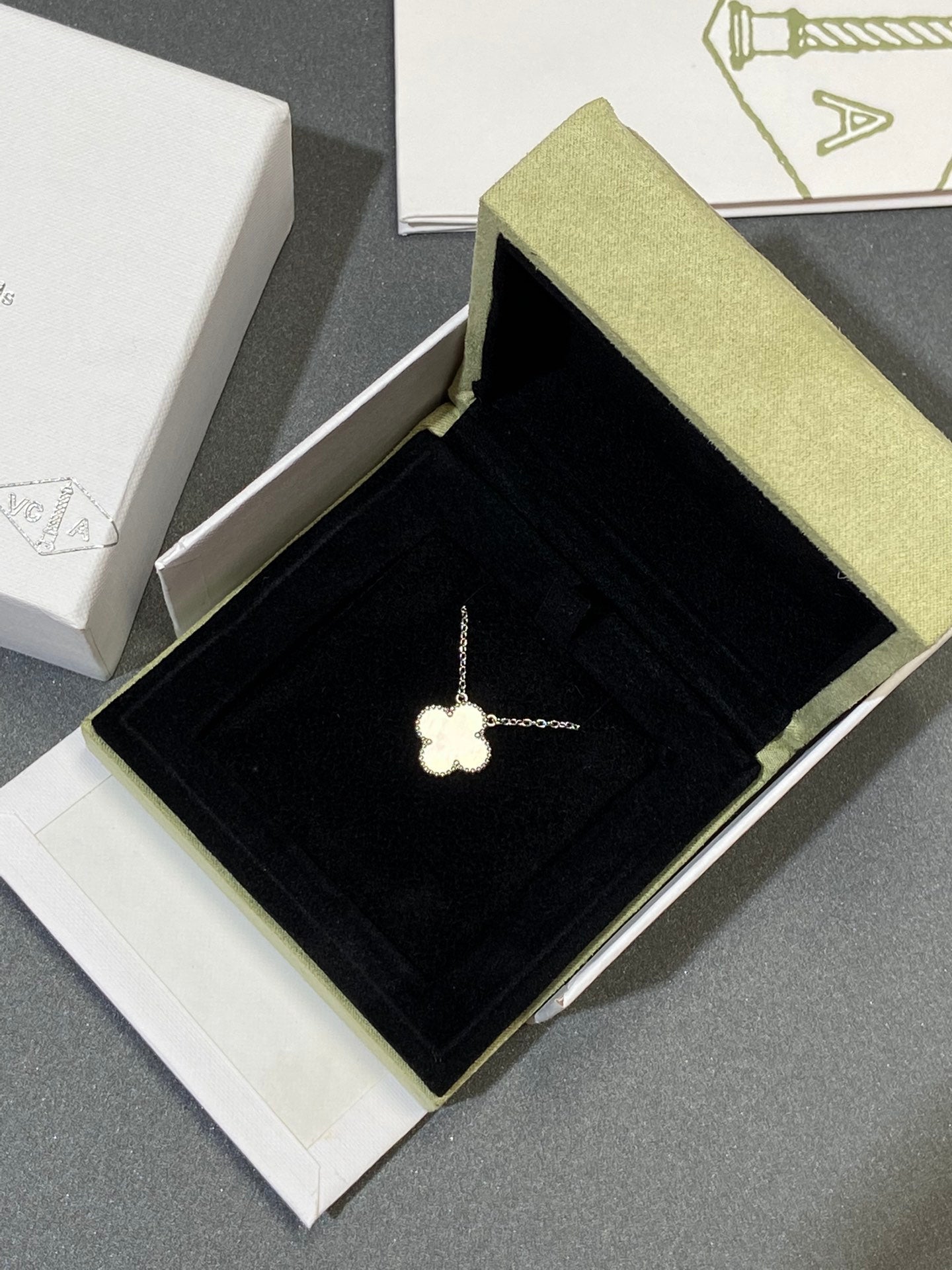 [LUXE] CLOVER MEDIUM SILVER WHITE MOP NECKLACE