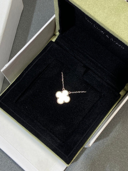 [LUXE] CLOVER MEDIUM SILVER WHITE MOP NECKLACE