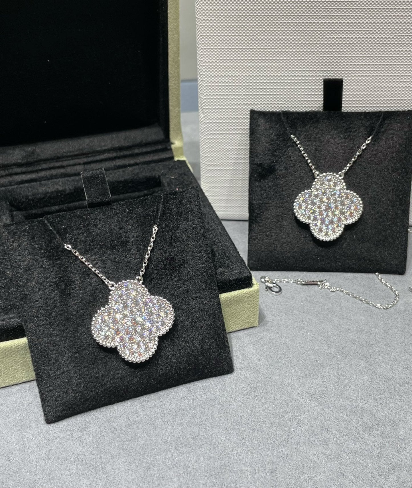 [LUXE] CLOVER 25MM LARGE PENDANT DIAMOND PAVED SILVER NECKLACE