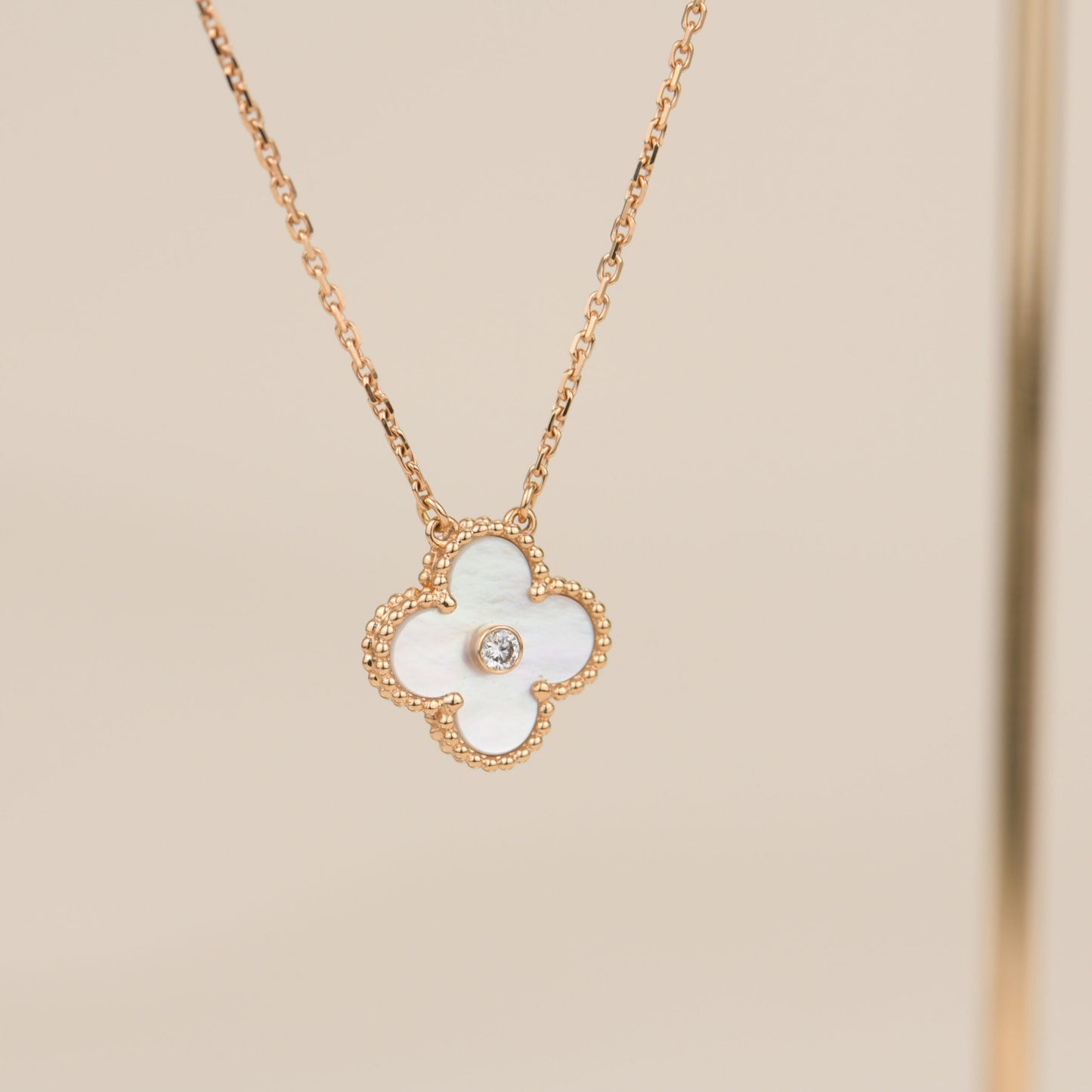 [LUXE] CLOVER 15MM DIAMOND WHITE FRITILLARIA NECKLACE