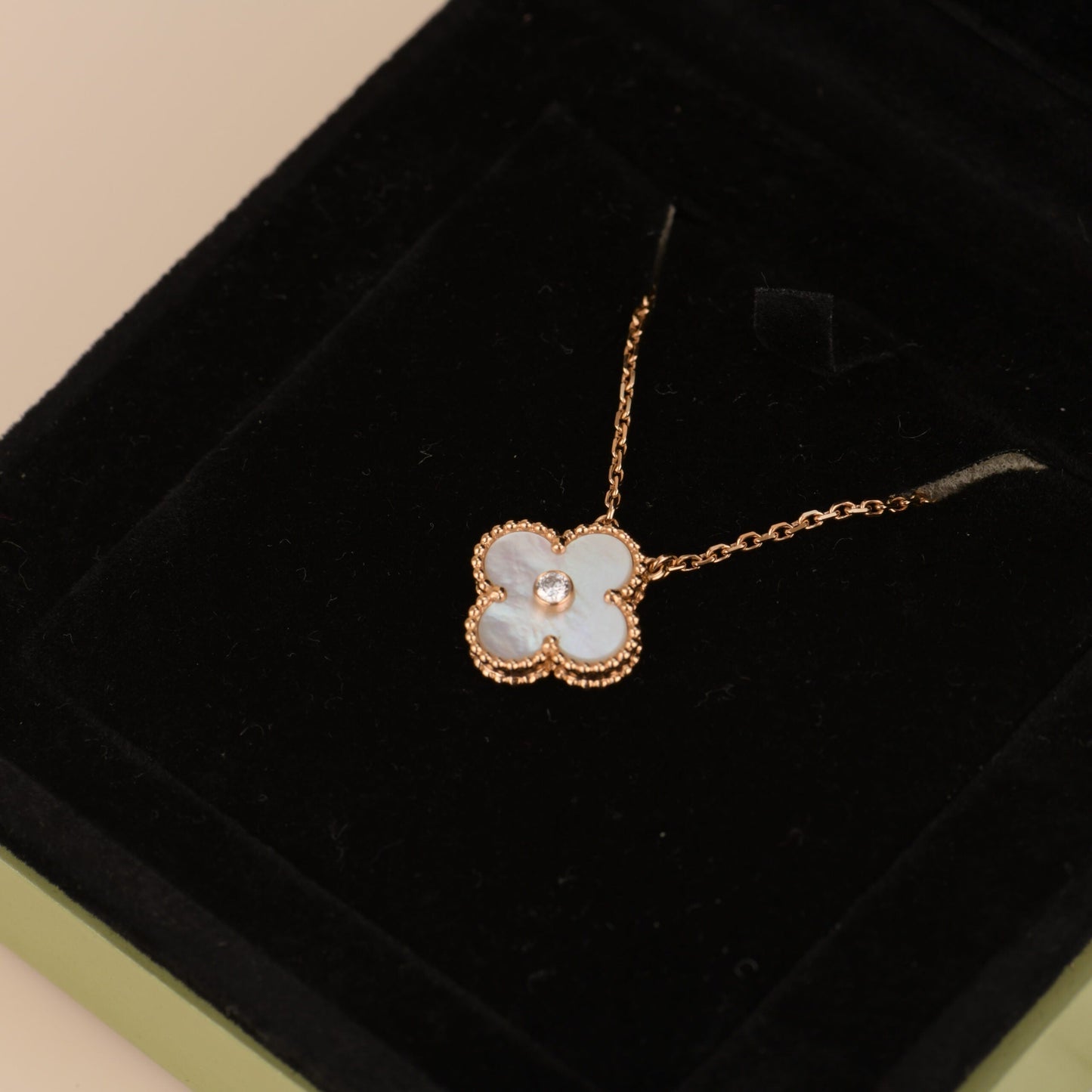 [LUXE] CLOVER 15MM DIAMOND WHITE FRITILLARIA NECKLACE