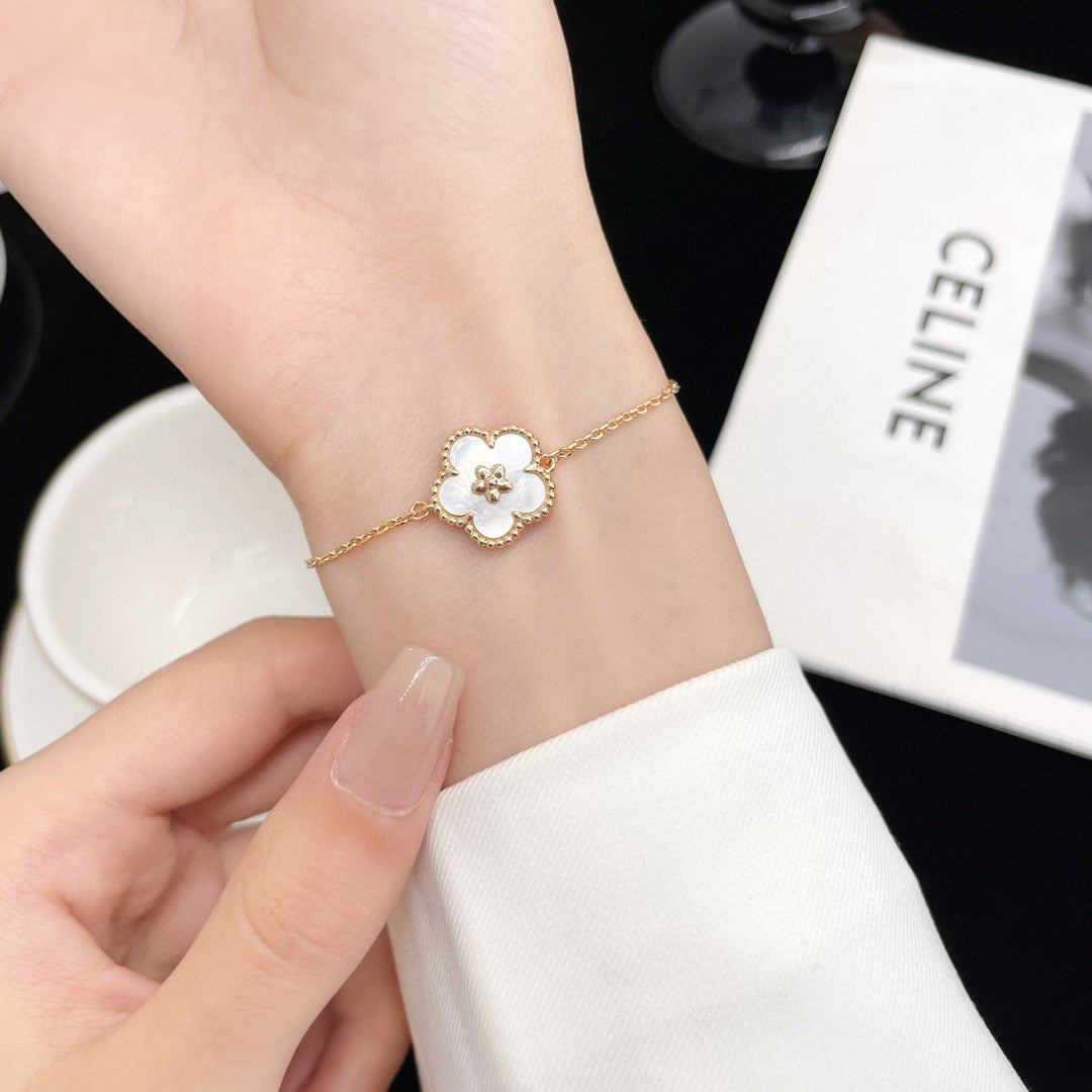 [LUXE] LUCKY WHITE MOP PLUM BLOSSOM  BRACELET