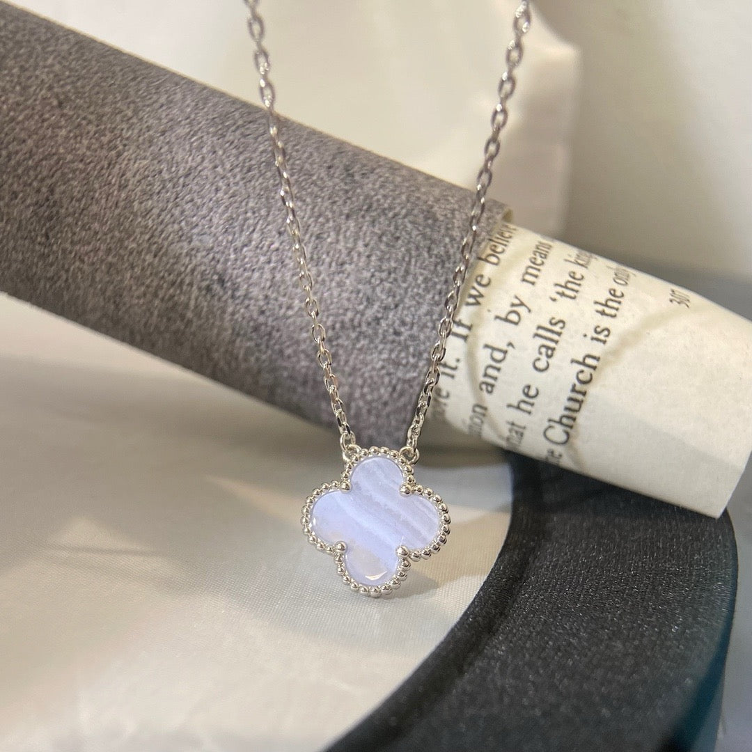 [LUXE] CLOVER 15MM BLUE CHALCEDONY NECKLACE SILVER