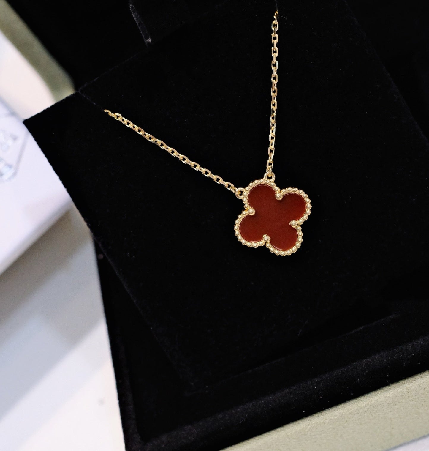 [LUXE] CLOVER 15MM CARNELIAN SINGLE FLOWER NECKLACE