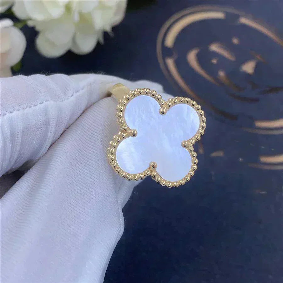 [LUXE] CLOVER WHITE MOP RING